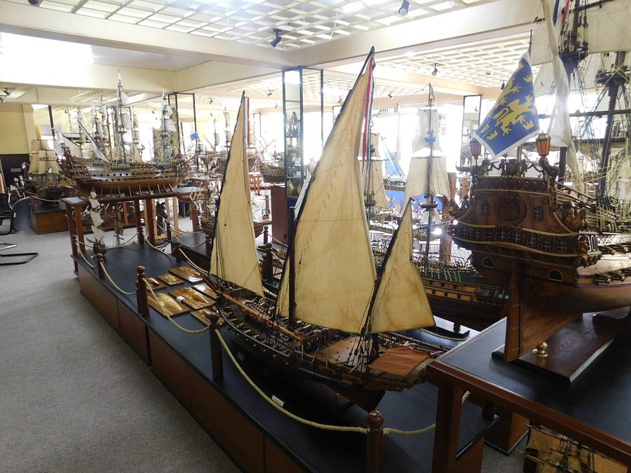 Detailed rigging on a historic vessel by the best ship models builder in Mauritius, Bobato.