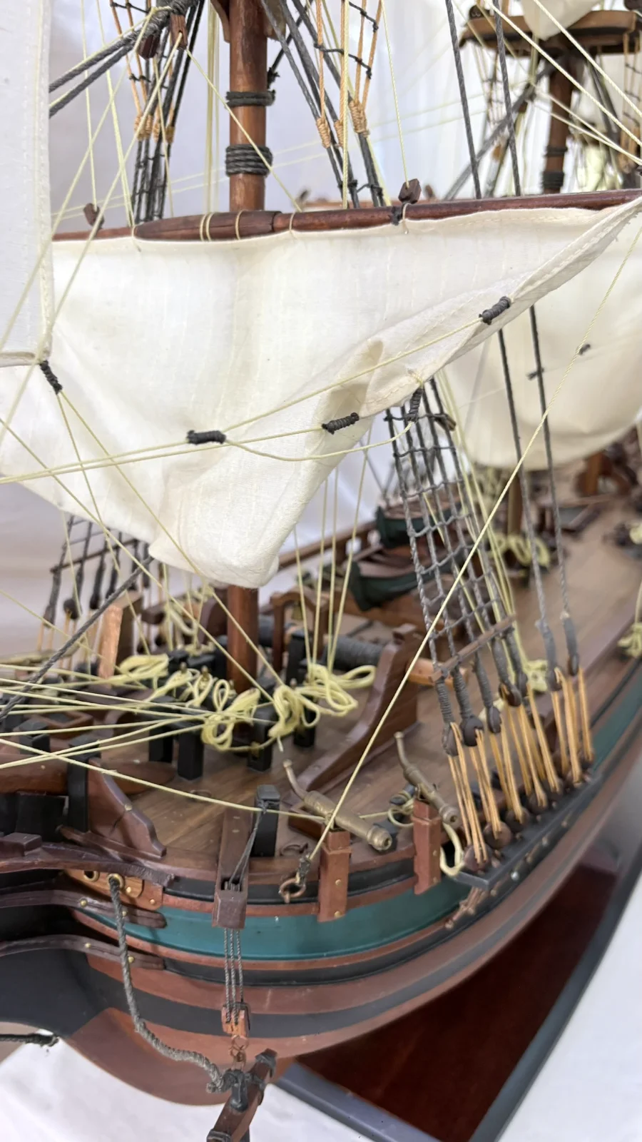 Maquette en bois faite main du navire HMS Bounty 1m 25cm avec voiles et gréement détaillés