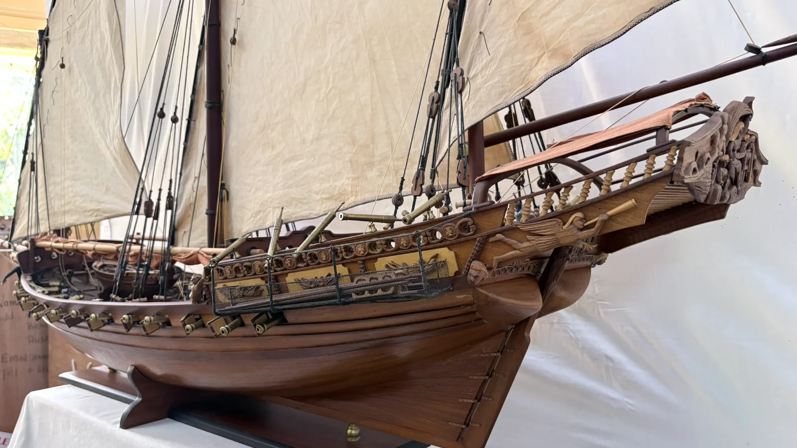 Grande maquette en bois faite main du navire Chebec 2m 10cm avec voiles latines et détails de pont