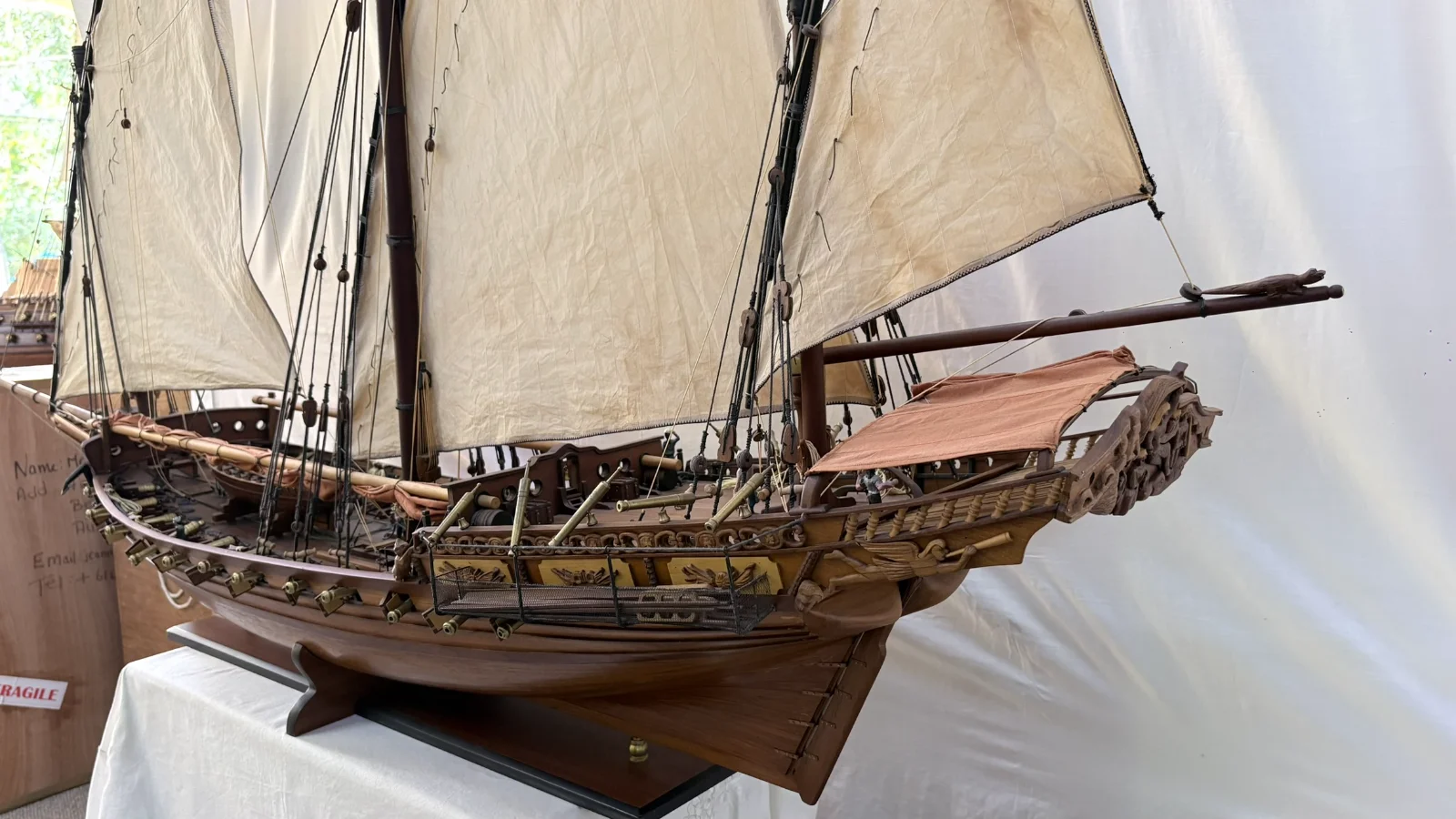 Grande maquette en bois faite main du navire Chebec 2m 10cm avec voiles latines et détails de pont