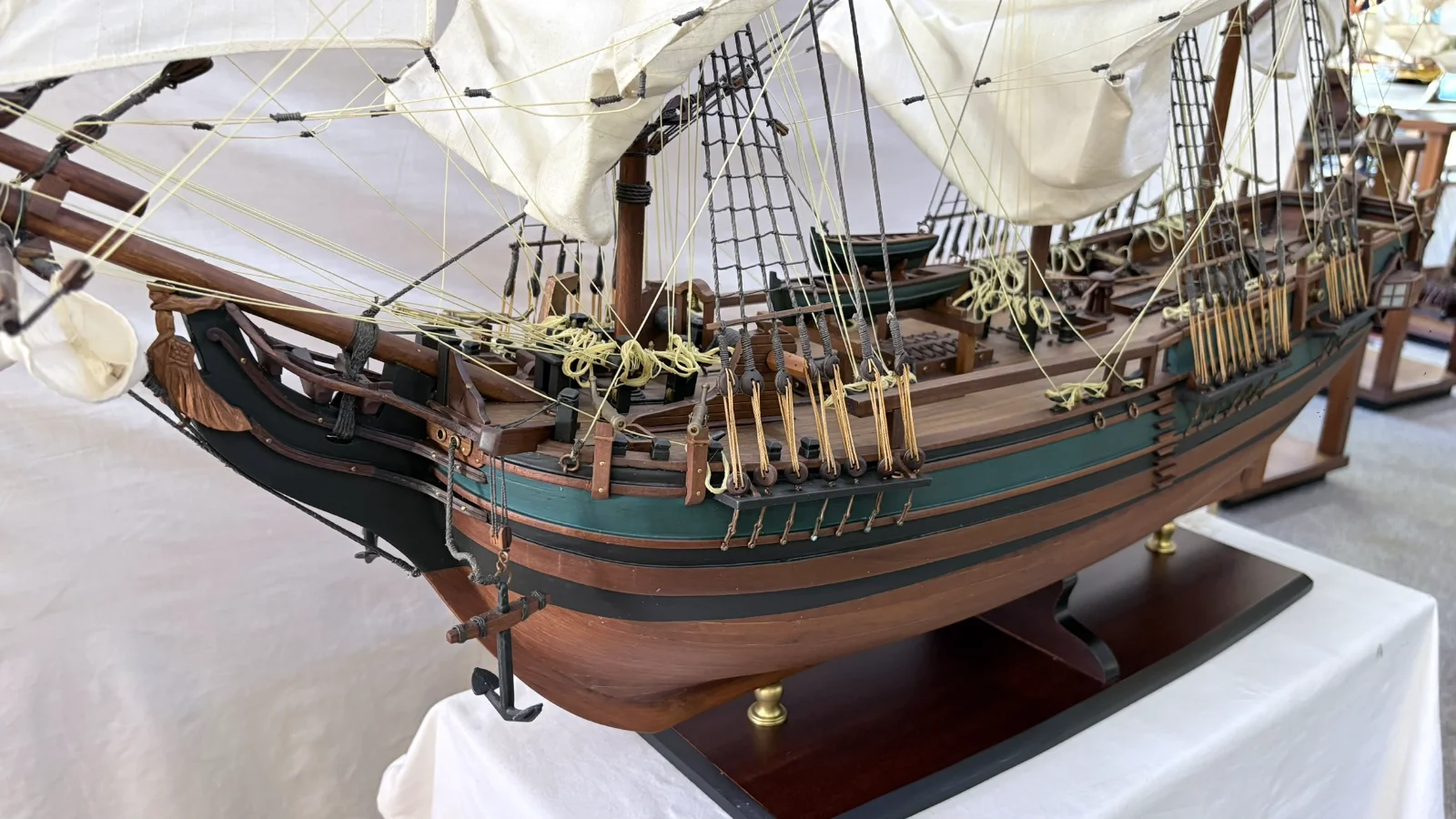 Maquette en bois faite main du navire HMS Bounty 1m 25cm avec voiles et gréement détaillés