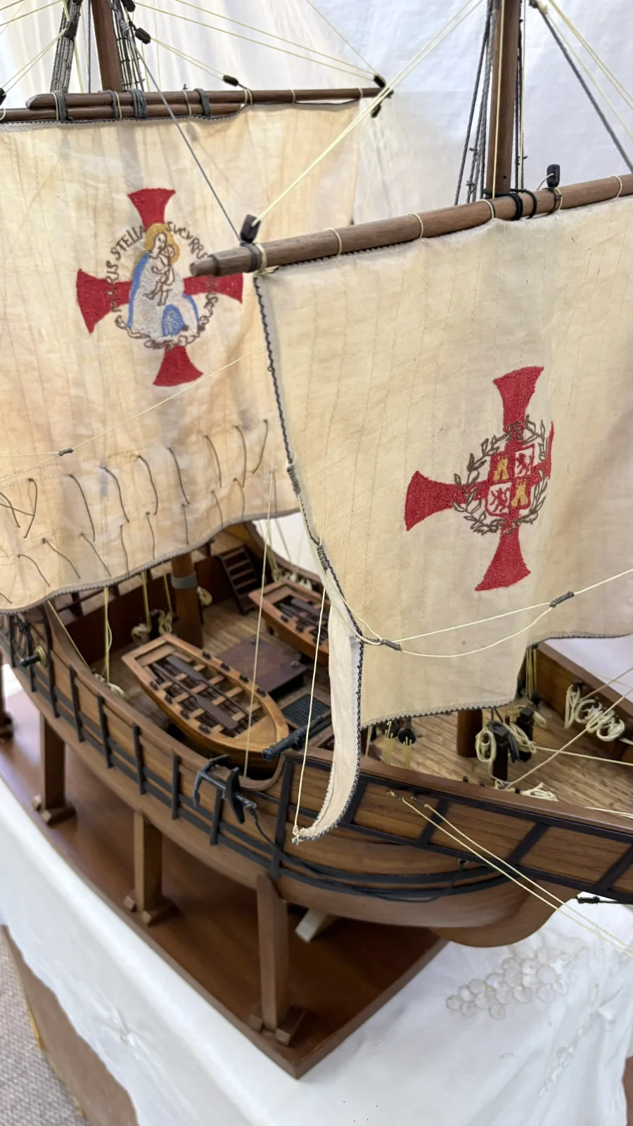 Maquette en bois faite main du navire Santa Maria 1m 16cm avec voiles et gréement détaillés