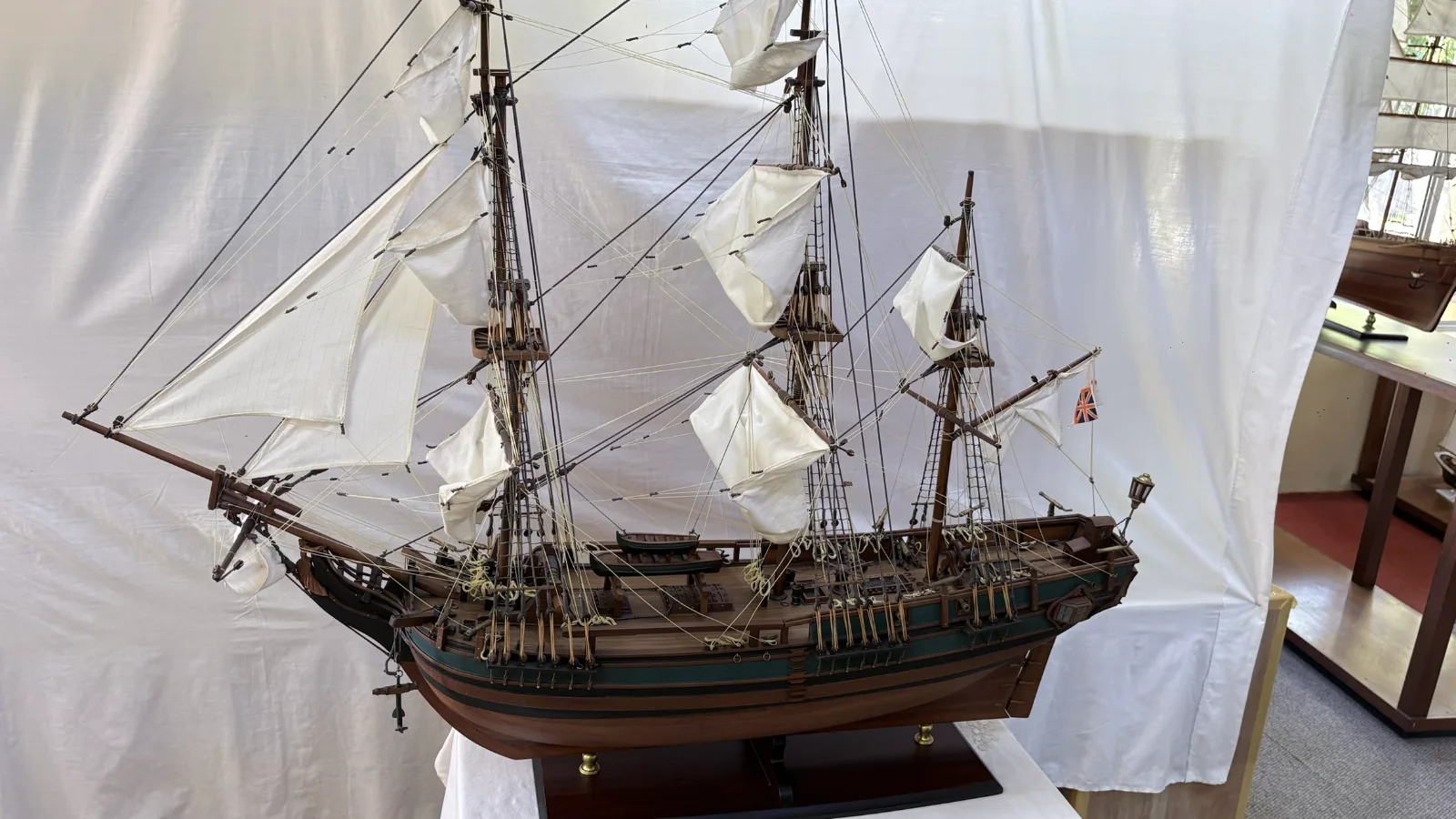 Maquette en bois faite main du navire HMS Bounty 1m 25cm avec voiles et gréement détaillés