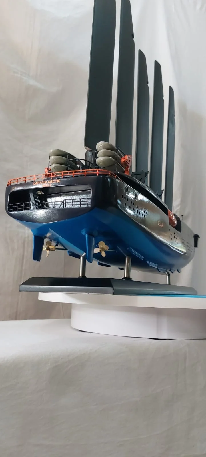 Maquette de bateau Captain Arctic Selar yacht d'expédition écologique avec voiles solaires