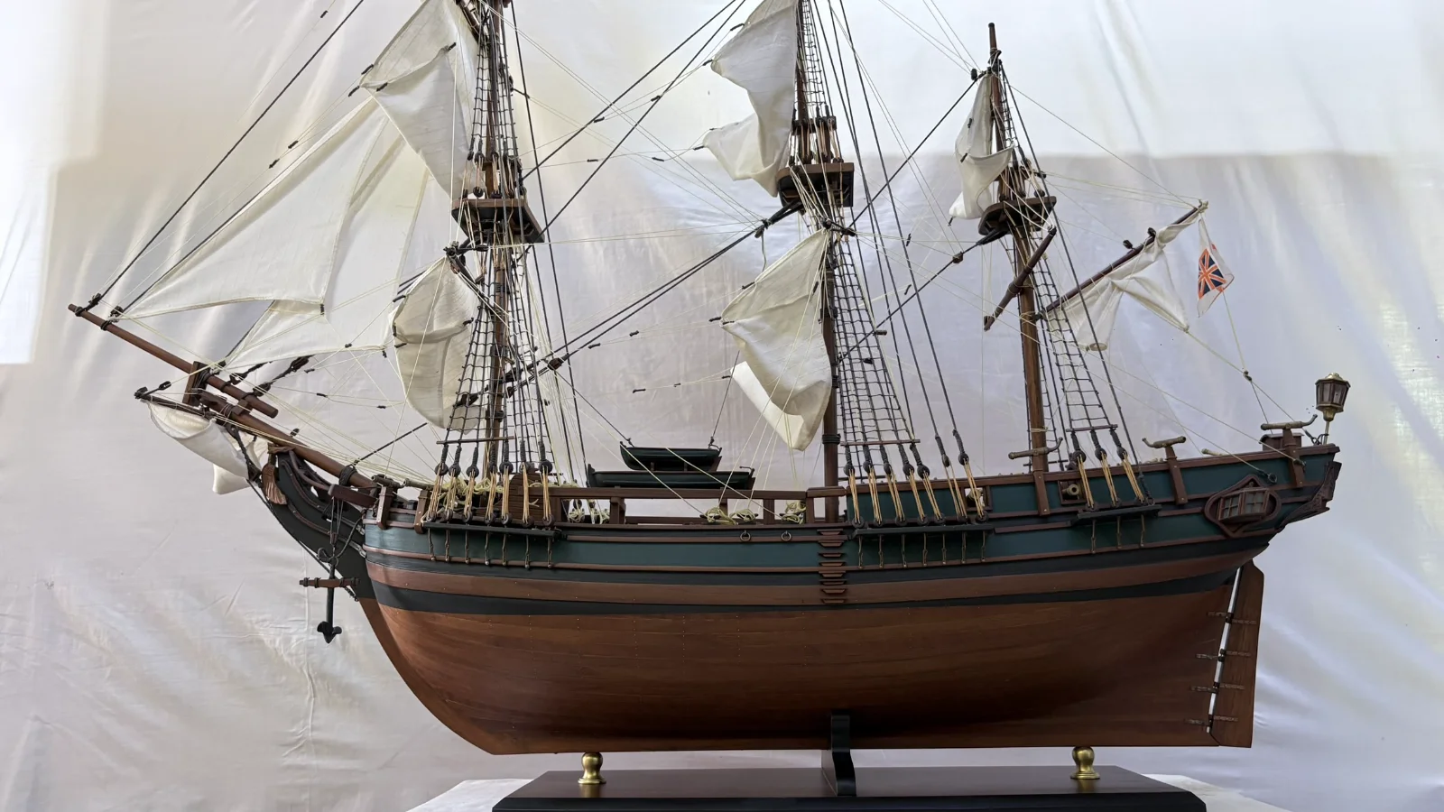 Maquette en bois faite main du navire HMS Bounty 1m 25cm avec voiles et gréement détaillés
