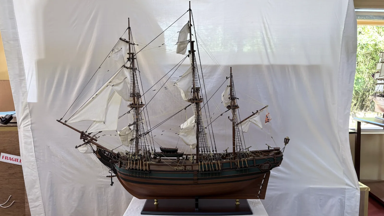 Maquette en bois faite main du navire HMS Bounty 1m 25cm avec voiles et gréement détaillés