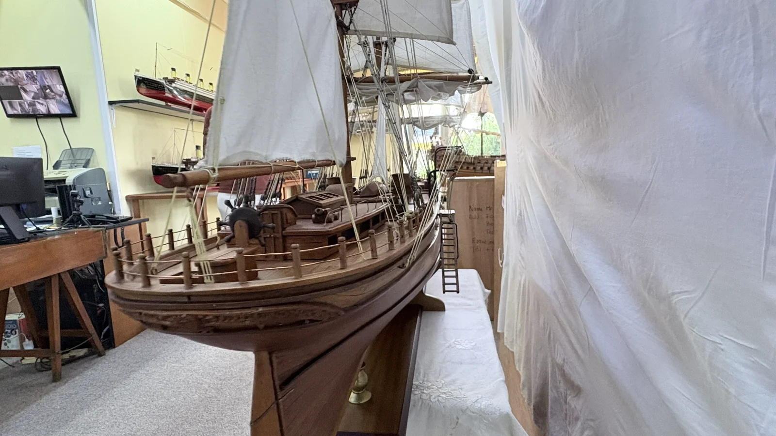 Large handcrafted 1m 78cm wooden Cutty Sark ship model replica with detailed rigging and sails