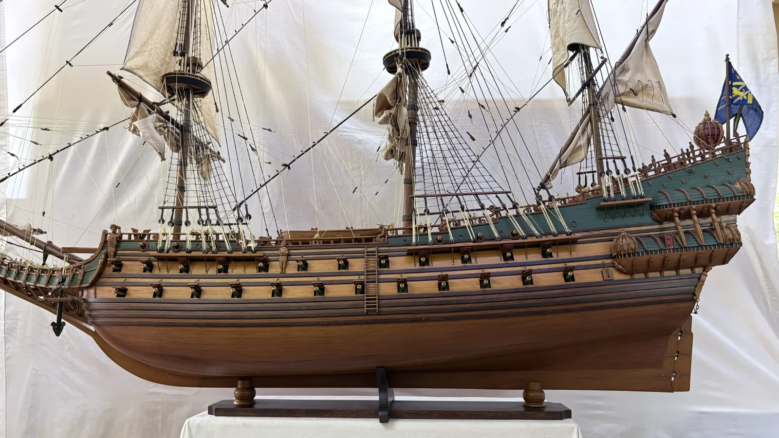 Large handcrafted 1m 40cm wooden Vasa ship model replica with detailed rigging and sails
