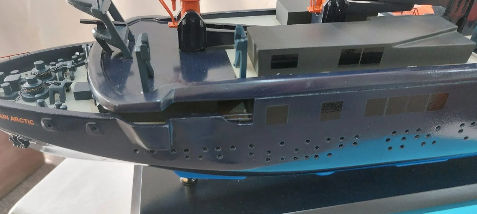 Maquette de bateau Captain Arctic Selar yacht d'expédition écologique avec voiles solaires