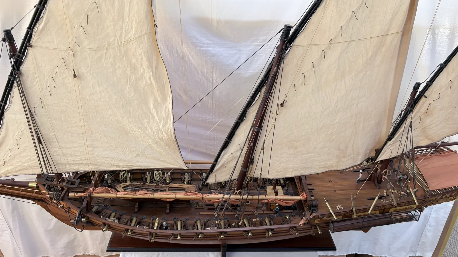 Grande maquette en bois faite main du navire Chebec 2m 10cm avec voiles latines et détails de pont