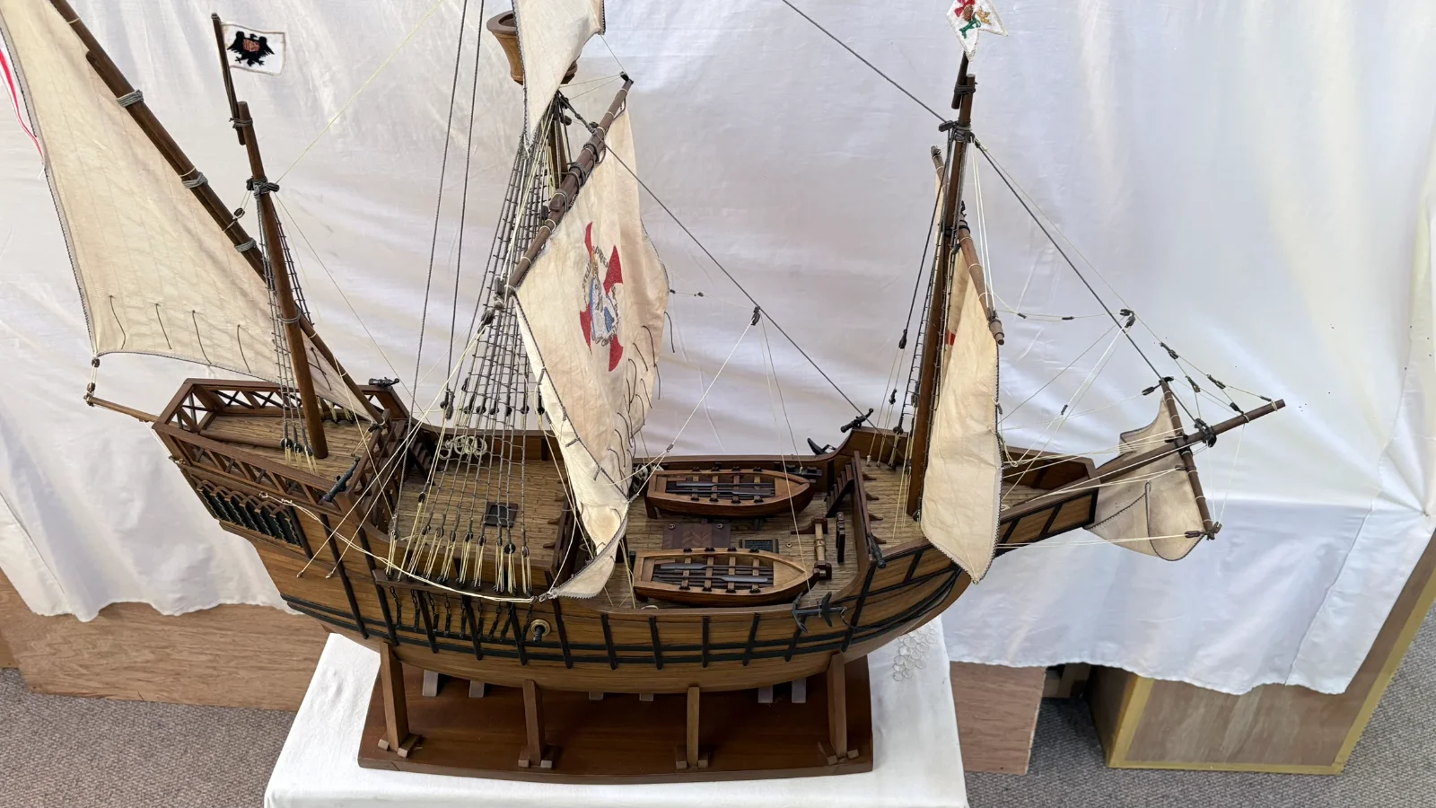 Maquette en bois faite main du navire Santa Maria 1m 16cm avec voiles et gréement détaillés