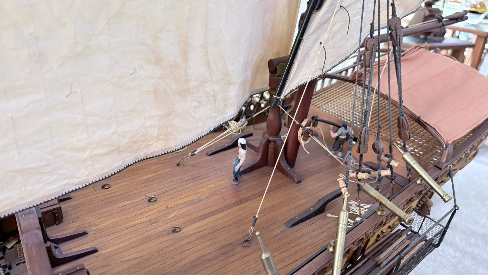 Grande maquette en bois faite main du navire Chebec 2m 10cm avec voiles latines et détails de pont