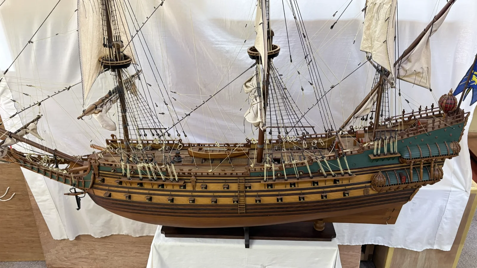 Large handcrafted 1m 40cm wooden Vasa ship model replica with detailed rigging and sails