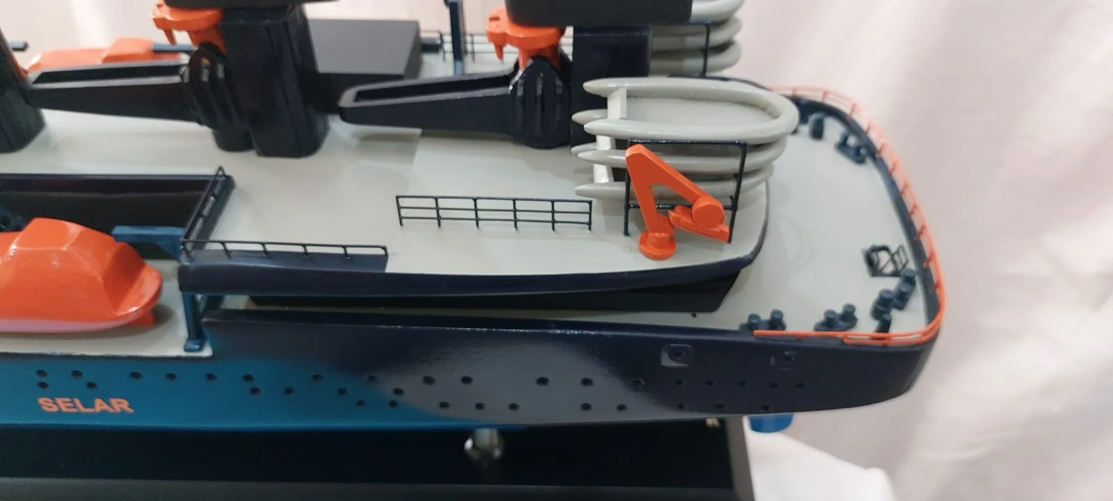 Maquette de bateau Captain Arctic Selar yacht d'expédition écologique avec voiles solaires