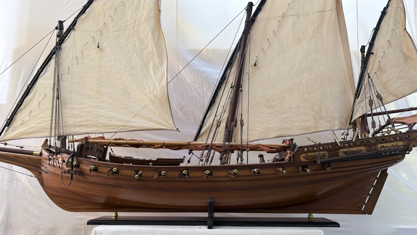 Grande maquette en bois faite main du navire Chebec 2m 10cm avec voiles latines et détails de pont