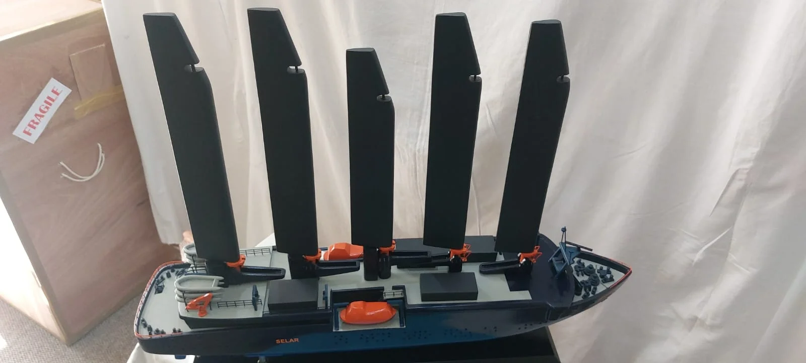 Maquette de bateau Captain Arctic Selar yacht d'expédition écologique avec voiles solaires