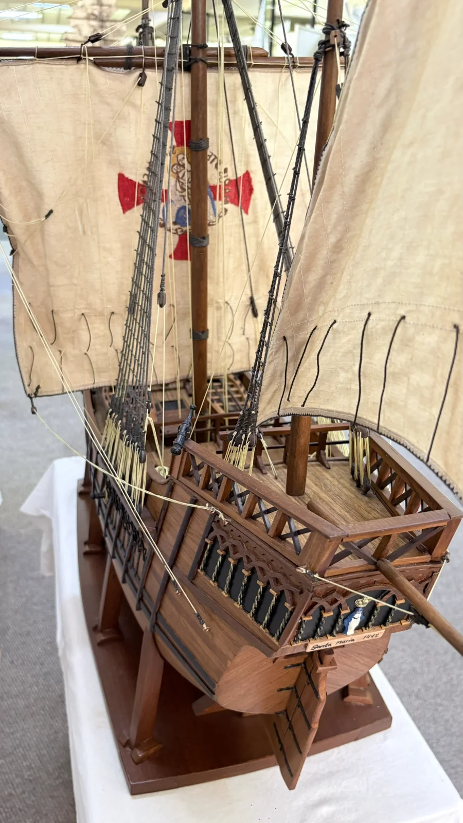 Maquette en bois faite main du navire Santa Maria 1m 16cm avec voiles et gréement détaillés