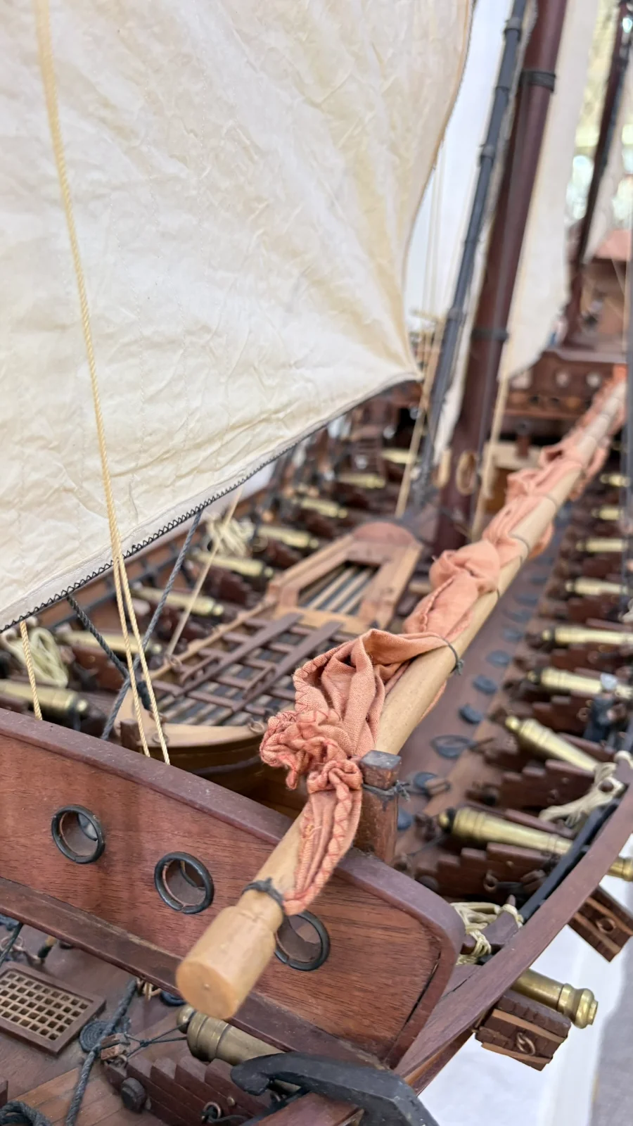 Grande maquette en bois faite main du navire Chebec 2m 10cm avec voiles latines et détails de pont