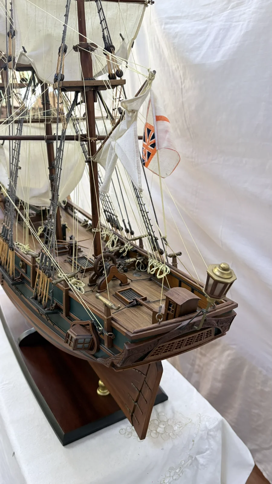 Maquette en bois faite main du navire HMS Bounty 1m 25cm avec voiles et gréement détaillés