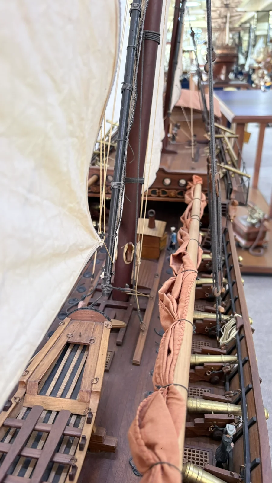 Grande maquette en bois faite main du navire Chebec 2m 10cm avec voiles latines et détails de pont