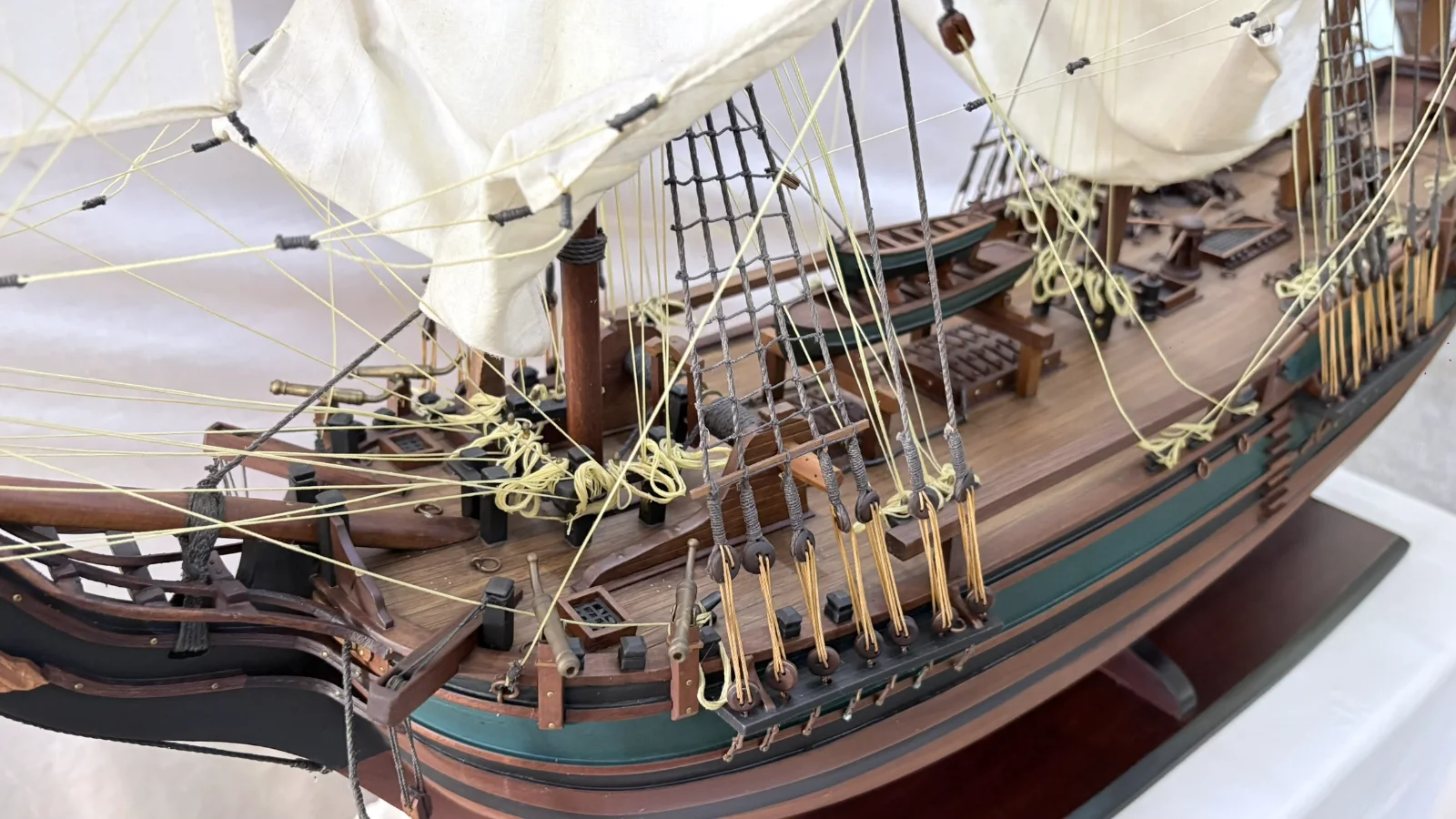 Maquette en bois faite main du navire HMS Bounty 1m 25cm avec voiles et gréement détaillés