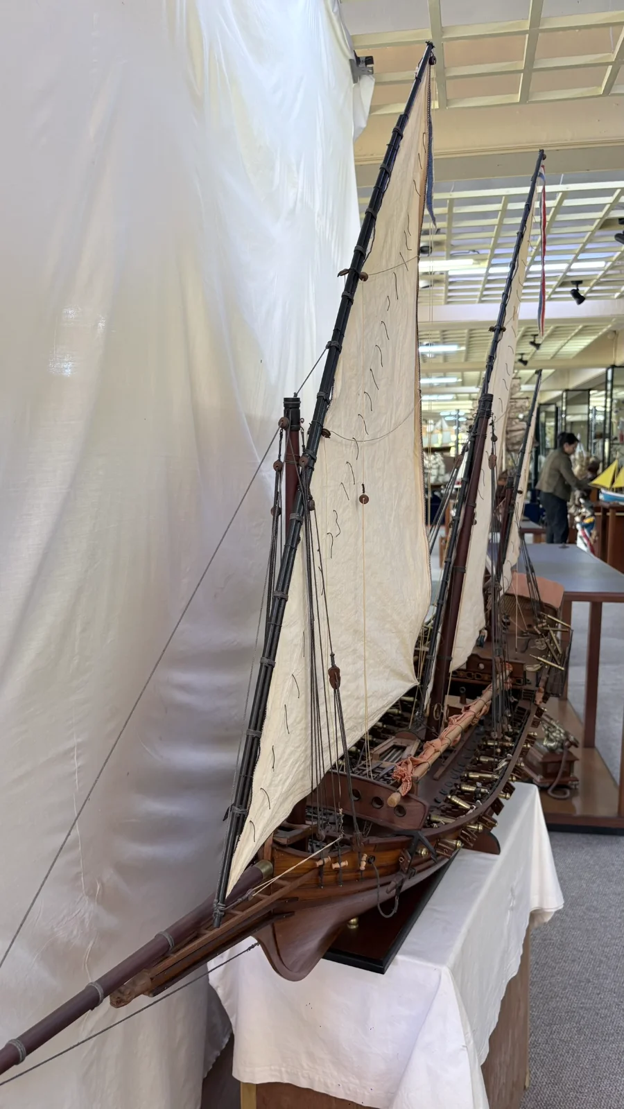 Grande maquette en bois faite main du navire Chebec 2m 10cm avec voiles latines et détails de pont