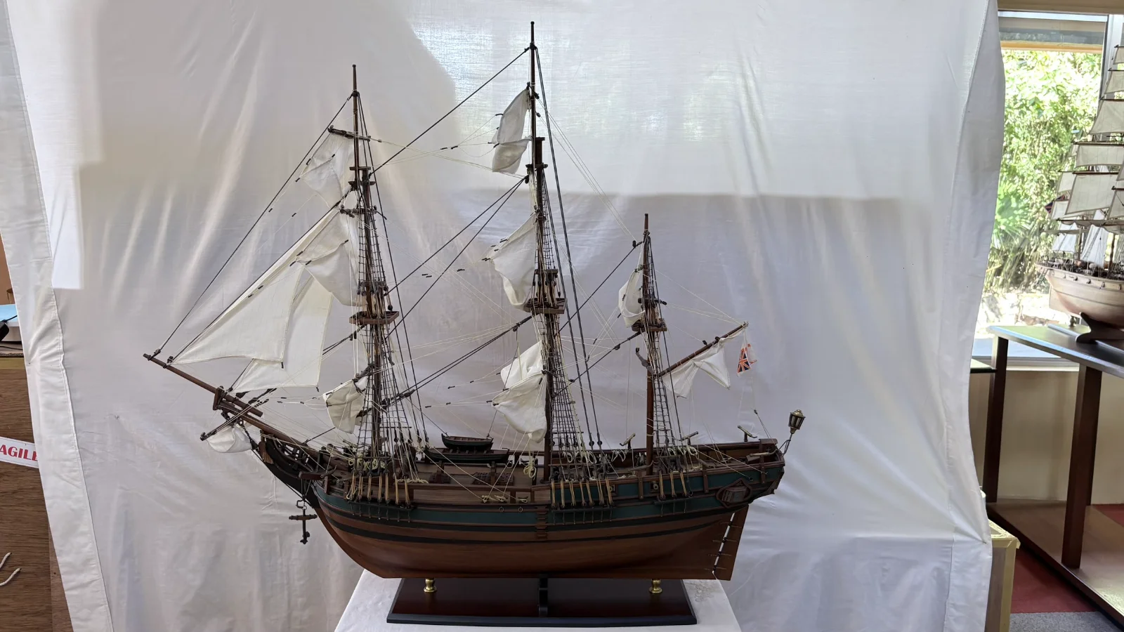 Maquette en bois faite main du navire HMS Bounty 1m 25cm avec voiles et gréement détaillés