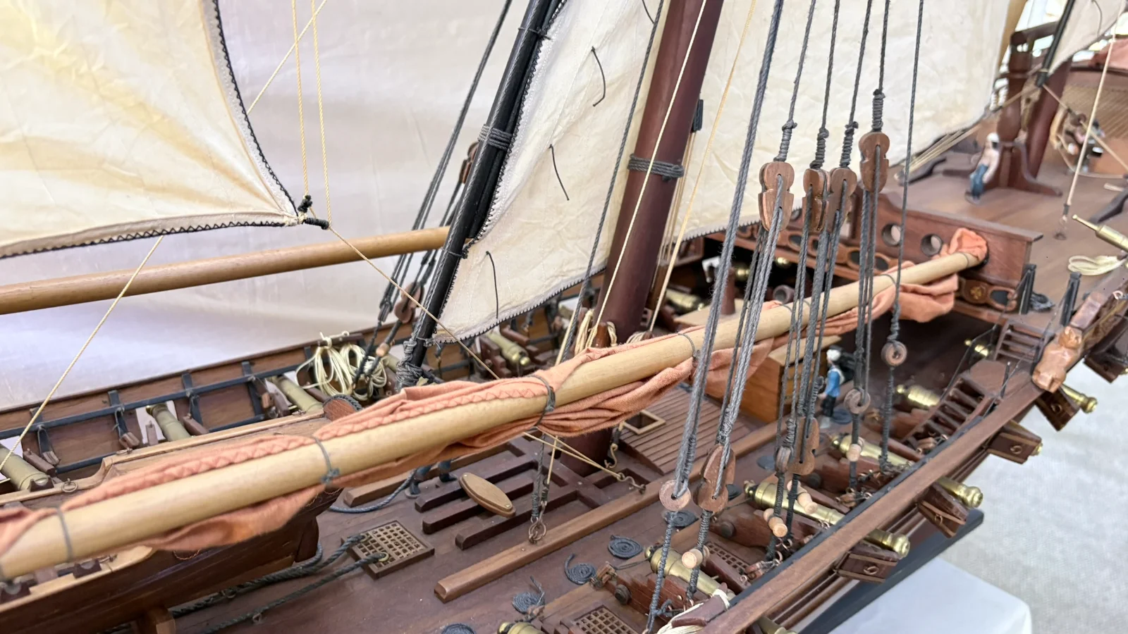 Grande maquette en bois faite main du navire Chebec 2m 10cm avec voiles latines et détails de pont
