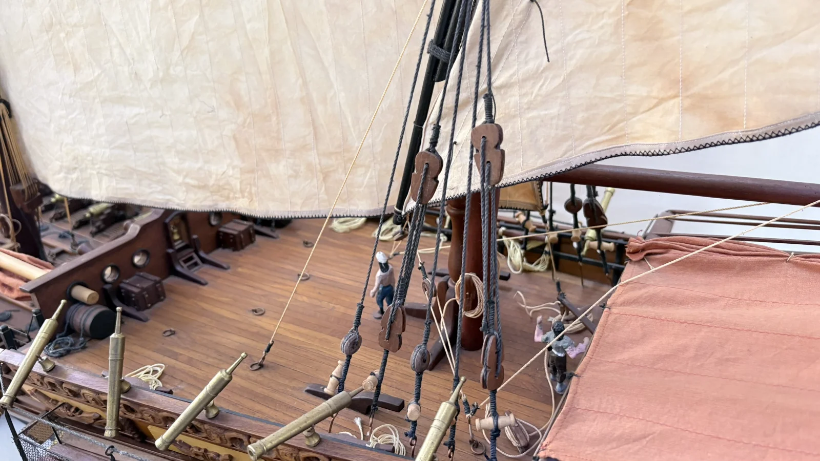 Grande maquette en bois faite main du navire Chebec 2m 10cm avec voiles latines et détails de pont