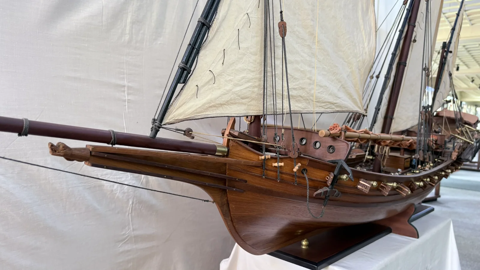 Grande maquette en bois faite main du navire Chebec 2m 10cm avec voiles latines et détails de pont