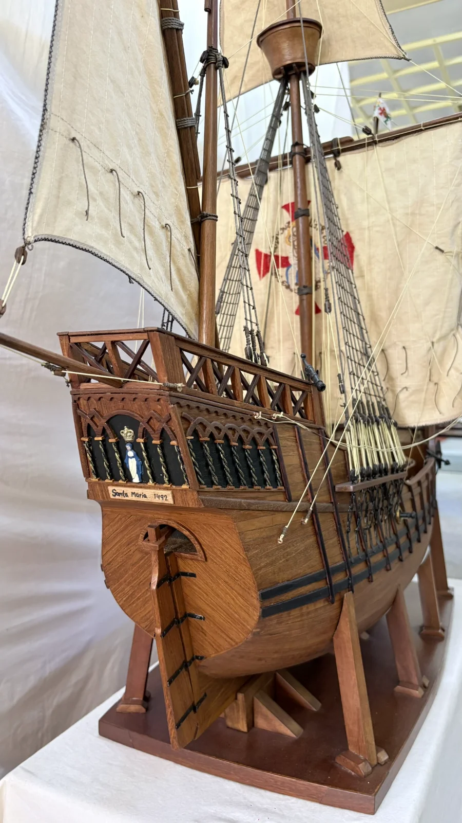 Maquette en bois faite main du navire Santa Maria 1m 16cm avec voiles et gréement détaillés