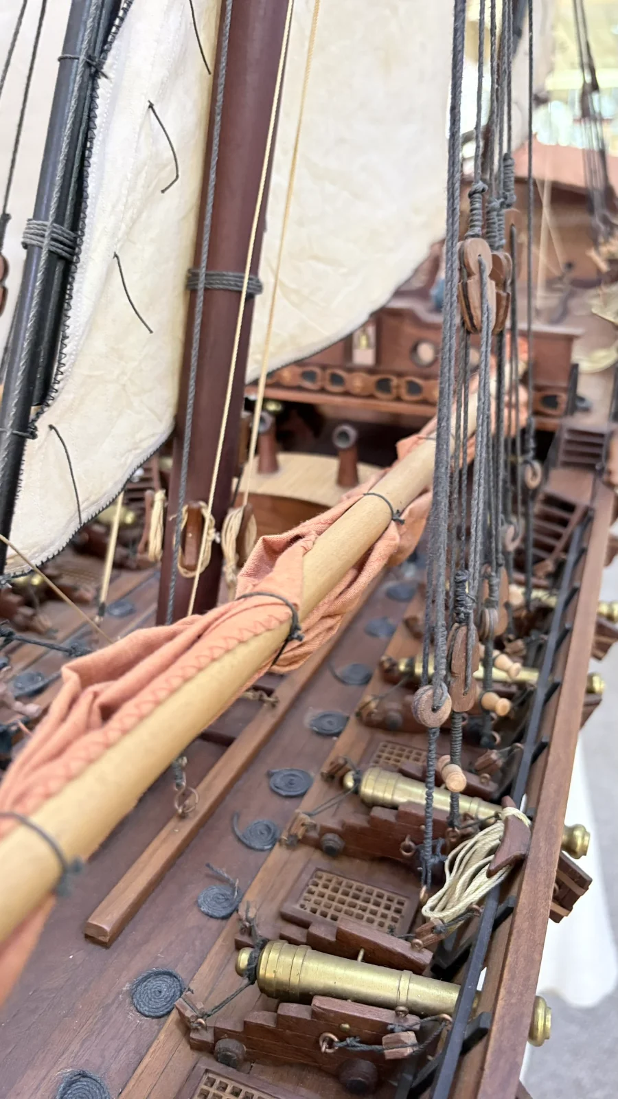Grande maquette en bois faite main du navire Chebec 2m 10cm avec voiles latines et détails de pont