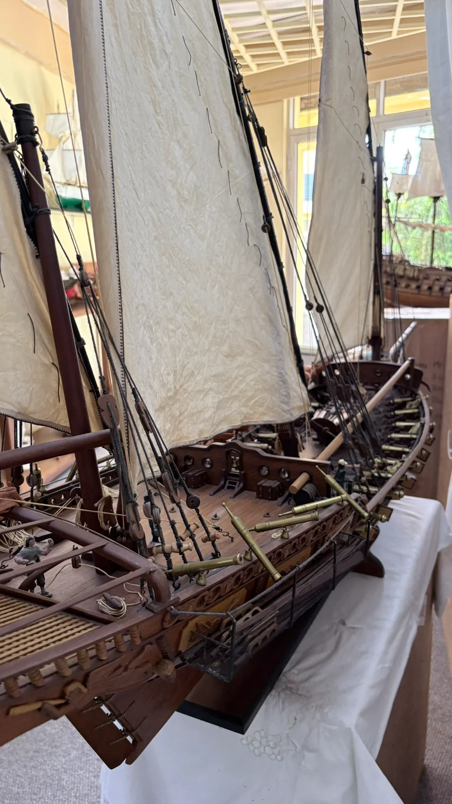Grande maquette en bois faite main du navire Chebec 2m 10cm avec voiles latines et détails de pont