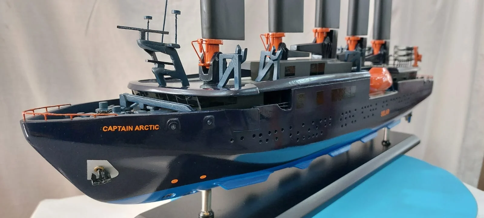 Maquette de bateau Captain Arctic Selar yacht d'expédition écologique avec voiles solaires