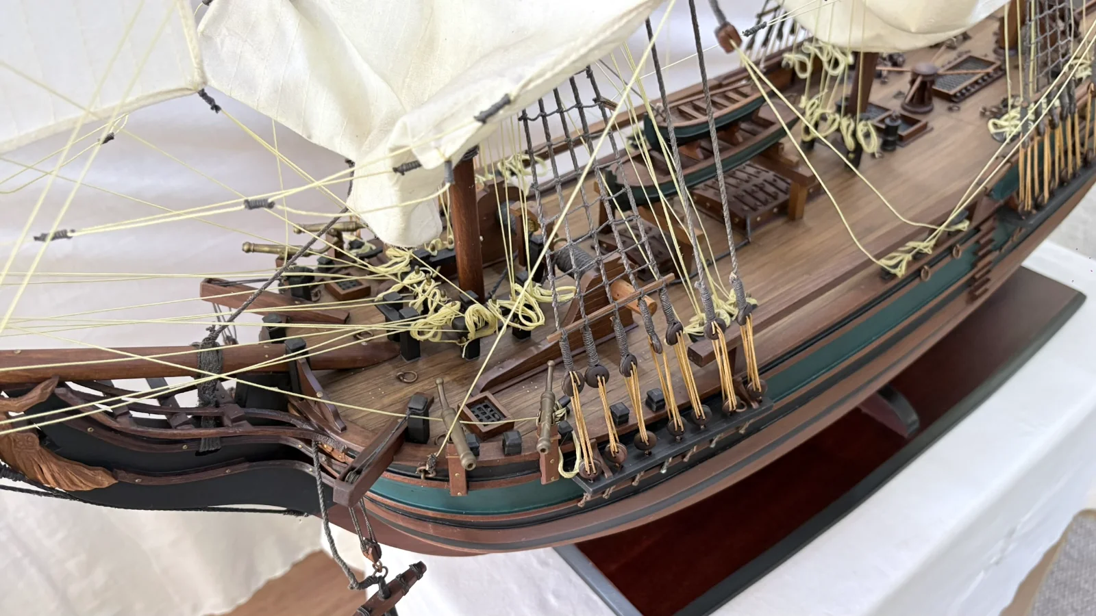 Maquette en bois faite main du navire HMS Bounty 1m 25cm avec voiles et gréement détaillés