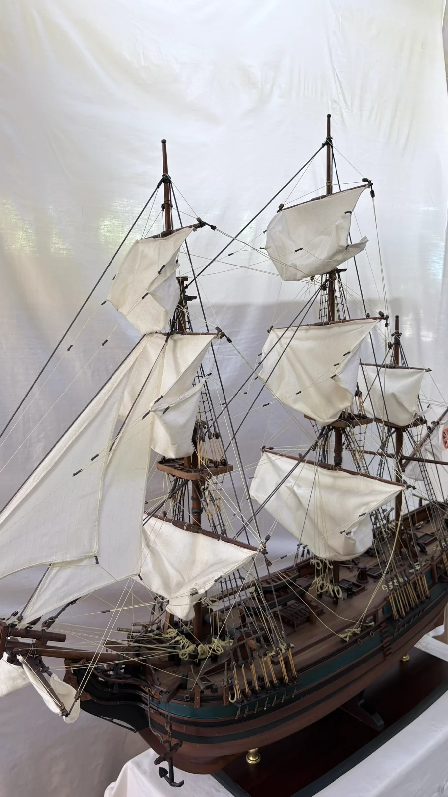 Maquette en bois faite main du navire HMS Bounty 1m 25cm avec voiles et gréement détaillés