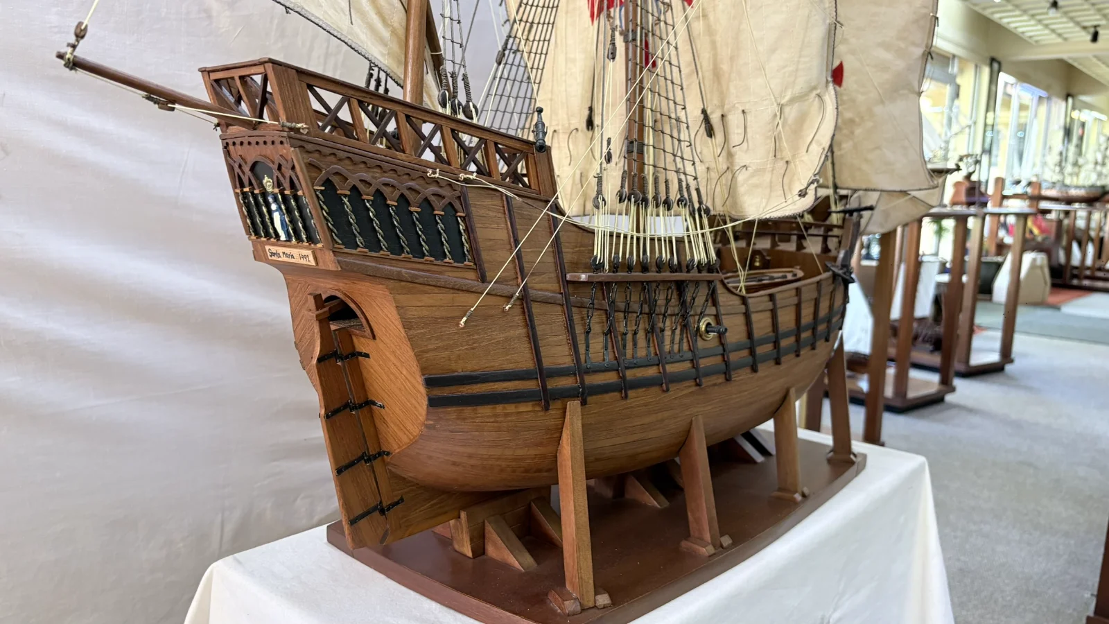 Maquette en bois faite main du navire Santa Maria 1m 16cm avec voiles et gréement détaillés