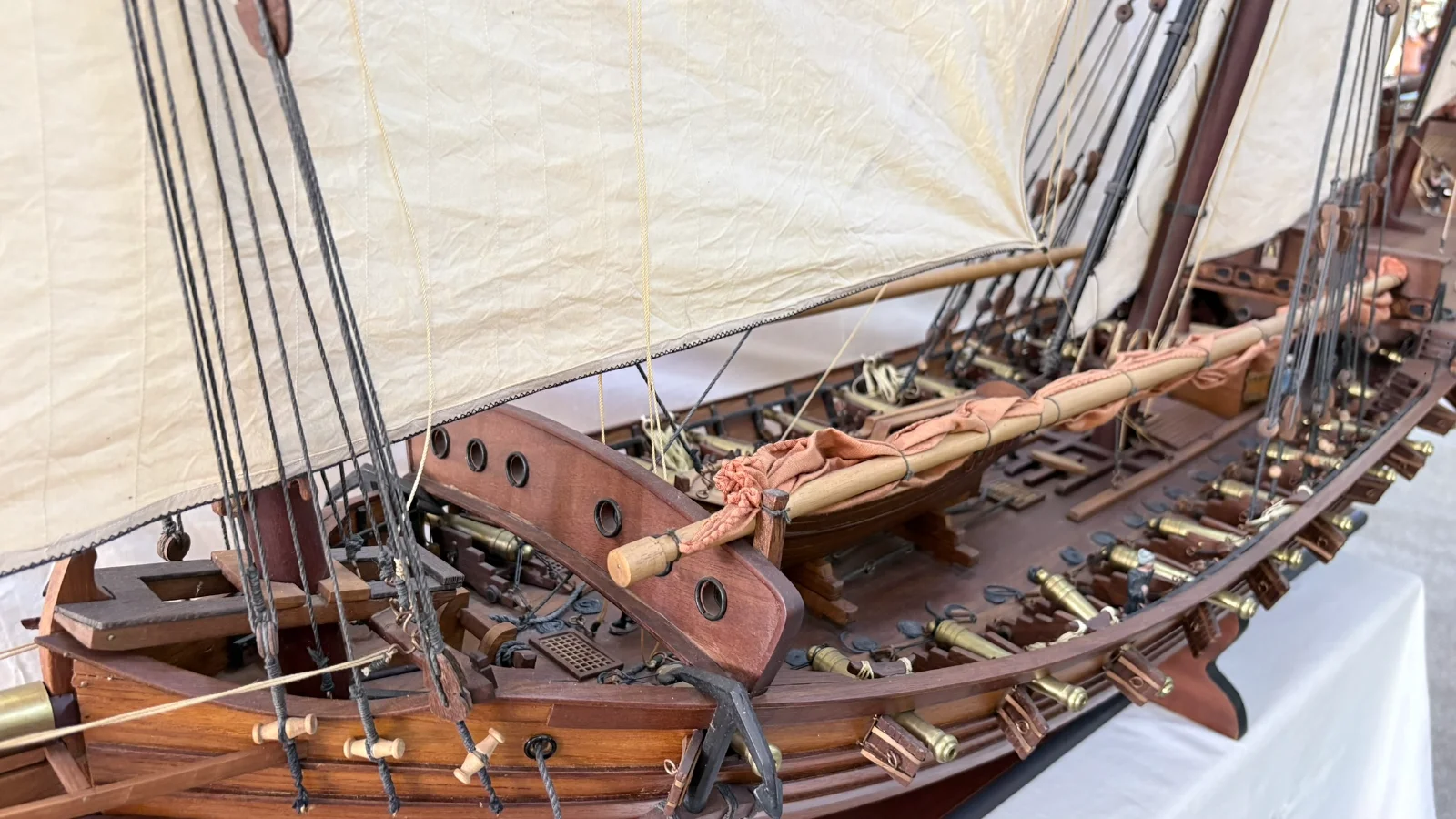 Grande maquette en bois faite main du navire Chebec 2m 10cm avec voiles latines et détails de pont