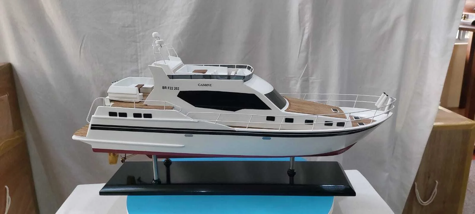 Maquette en bois du bateau à moteur Gamine avec coque profilée et cabine détaillée