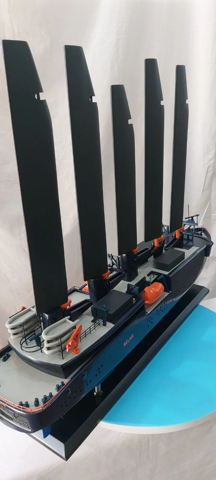 Maquette de bateau Captain Arctic Selar yacht d'expédition écologique avec voiles solaires