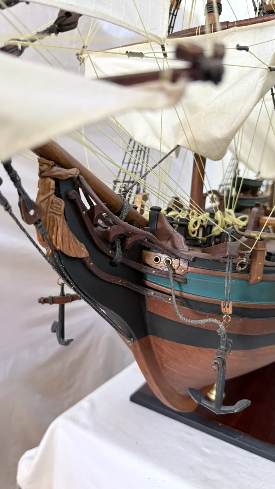Maquette en bois faite main du navire HMS Bounty 1m 25cm avec voiles et gréement détaillés