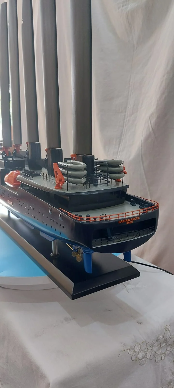 Maquette de bateau Captain Arctic Selar yacht d'expédition écologique avec voiles solaires