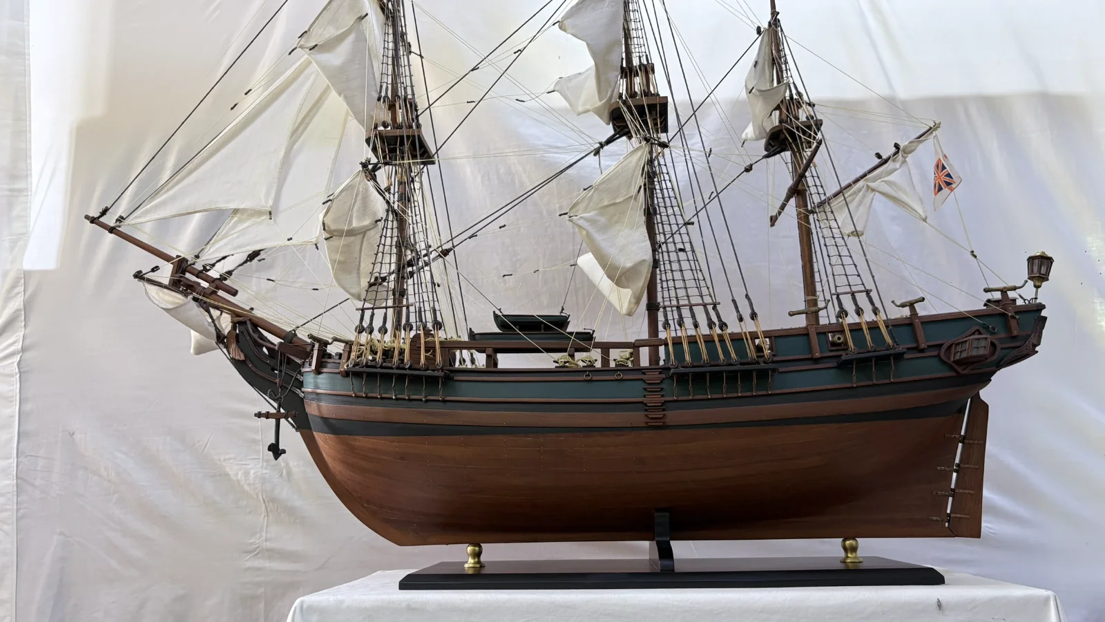 Maquette en bois faite main du navire HMS Bounty 1m 25cm avec voiles et gréement détaillés