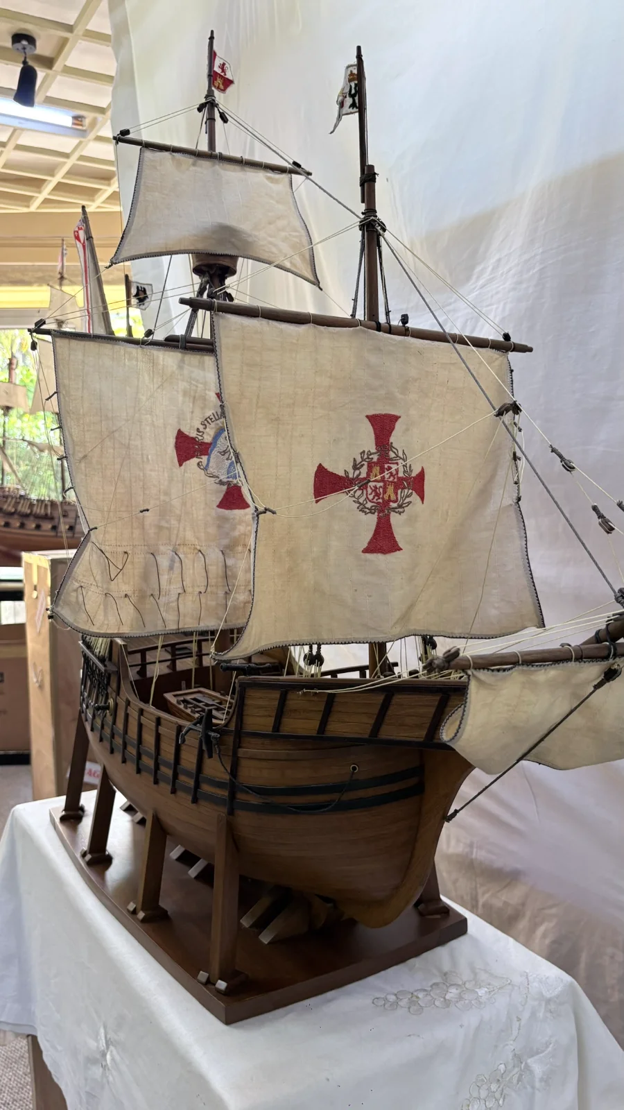 Maquette en bois faite main du navire Santa Maria 1m 16cm avec voiles et gréement détaillés