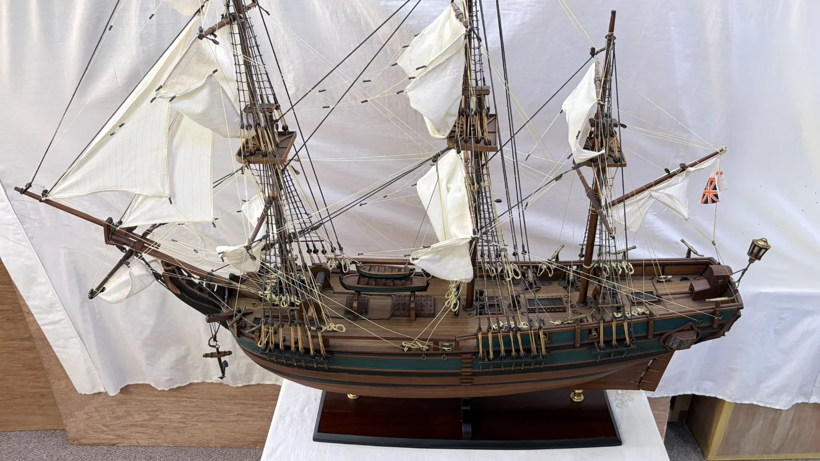 Maquette en bois faite main du navire HMS Bounty 1m 25cm avec voiles et gréement détaillés
