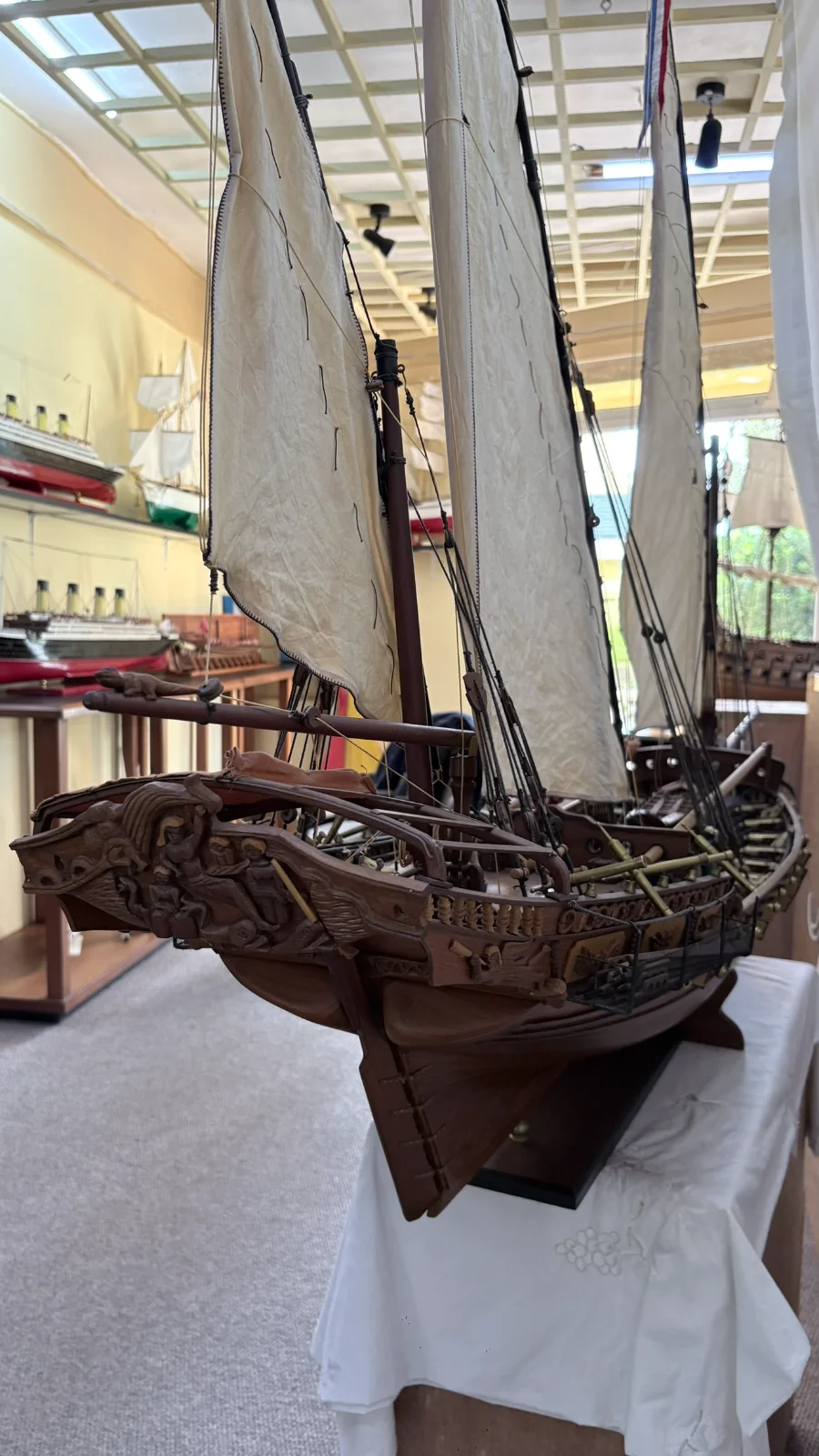 Grande maquette en bois faite main du navire Chebec 2m 10cm avec voiles latines et détails de pont