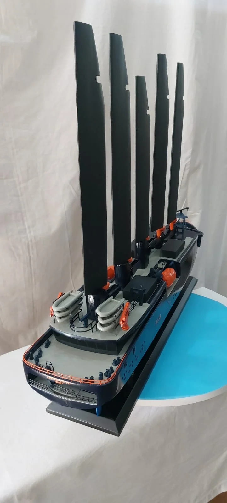 Maquette de bateau Captain Arctic Selar yacht d'expédition écologique avec voiles solaires