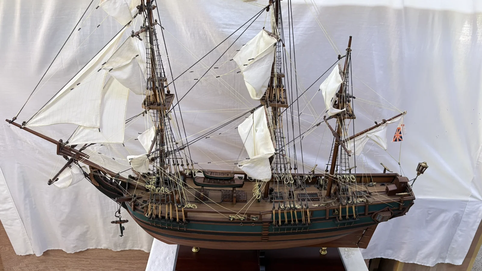 Maquette en bois faite main du navire HMS Bounty 1m 25cm avec voiles et gréement détaillés