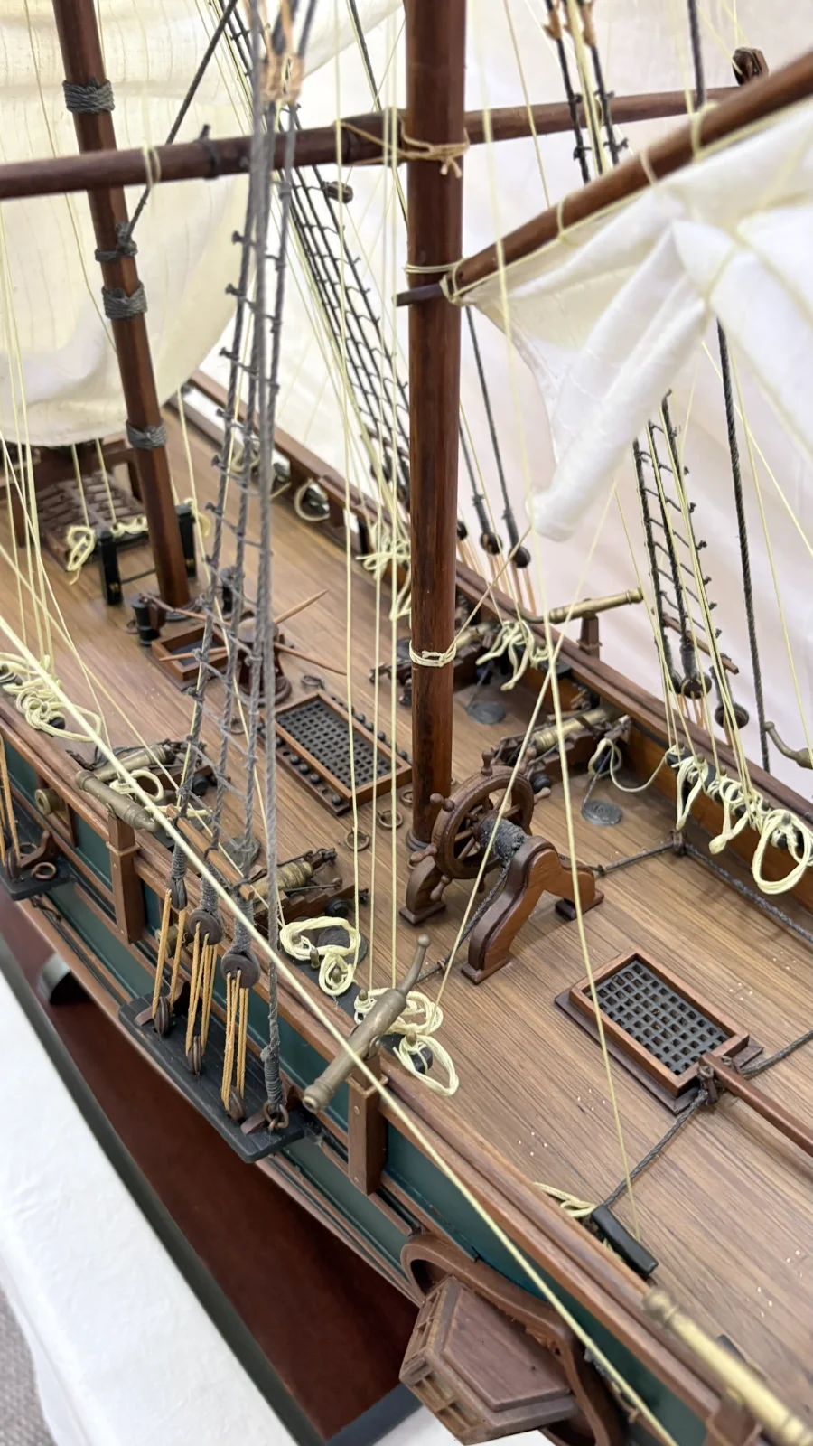 Maquette en bois faite main du navire HMS Bounty 1m 25cm avec voiles et gréement détaillés