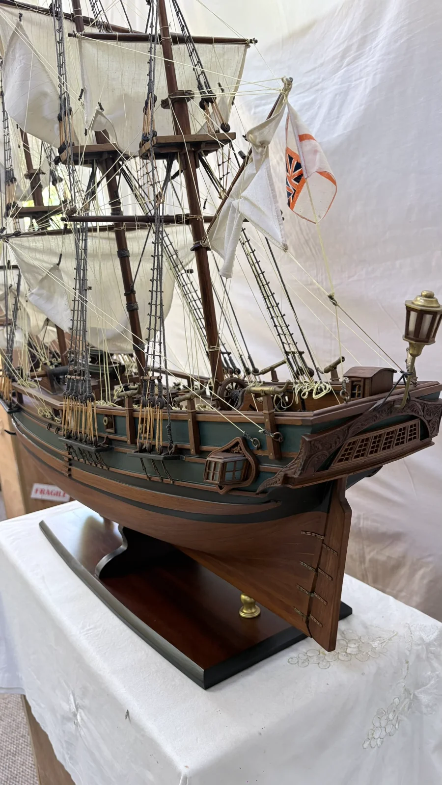 Maquette en bois faite main du navire HMS Bounty 1m 25cm avec voiles et gréement détaillés